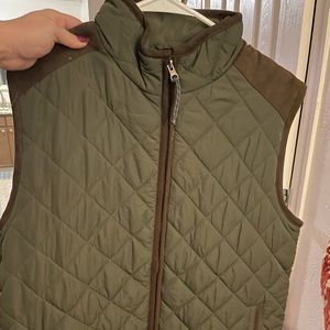 Mens green vest with pockets hardly worn zipper works pet and smoke free Coleman